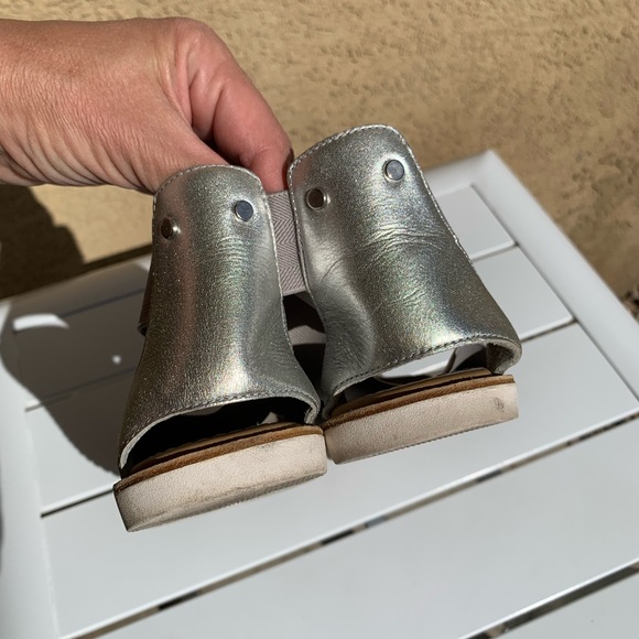 Sorel metallic silver leather sandals with grey elastic straps size 10.5 - Picture 9 of 12